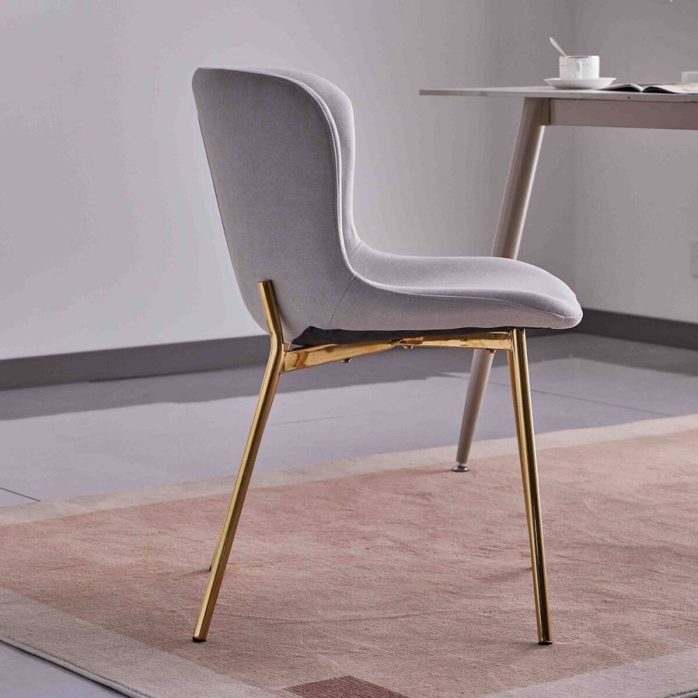 Juego de 4 Sillas con Estructura de Madera Tapizadas en Color Gris Claro y Patas Acabado Dorado - Medidas 50x54x81 cm