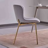 Juego de 4 Sillas con Estructura de Madera Tapizadas en Color Gris Claro y Patas Acabado Dorado - Medidas 50x54x81 cm